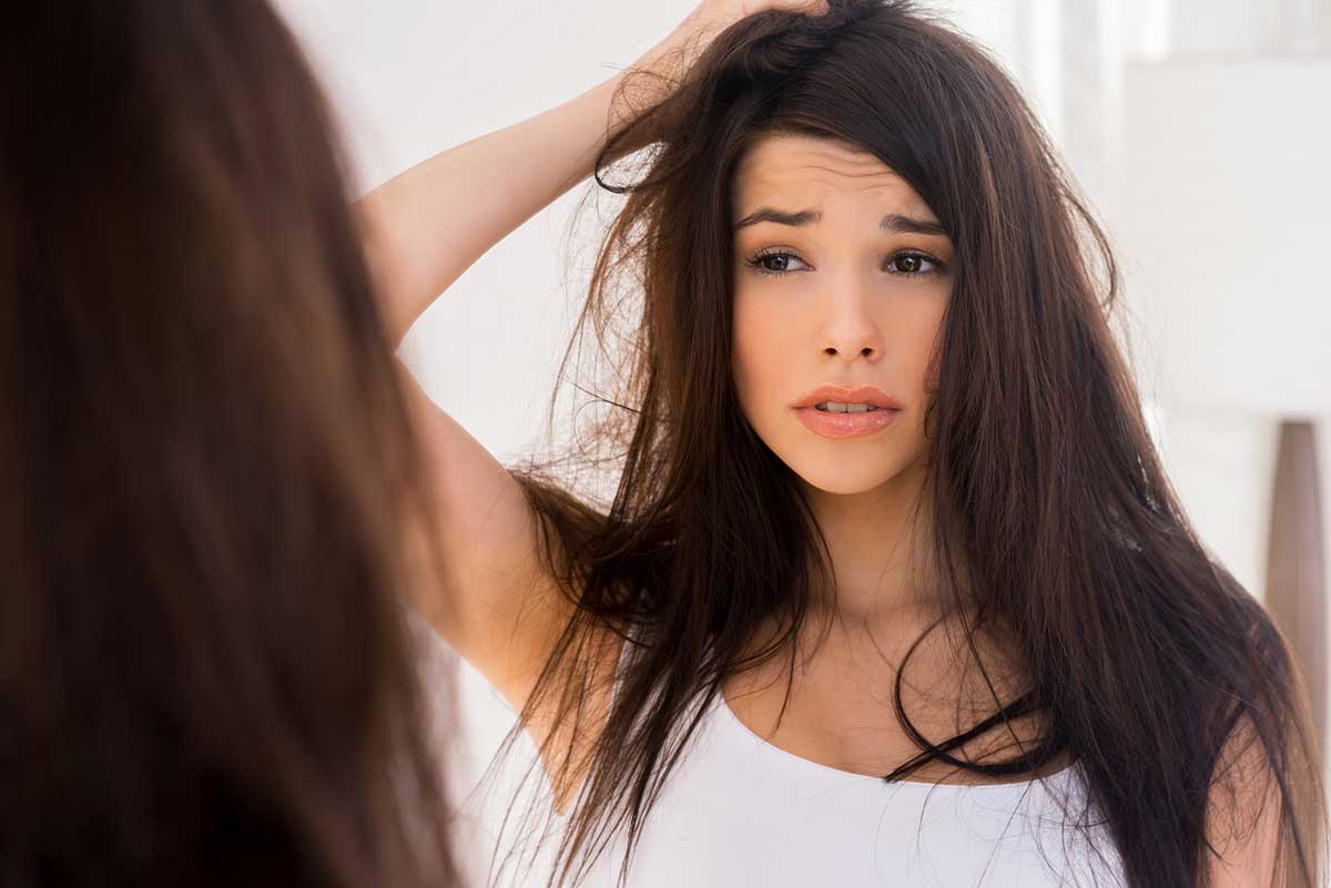 Cheveux gras : nos 5 astuces pour vous en débarrasser cet hiver !