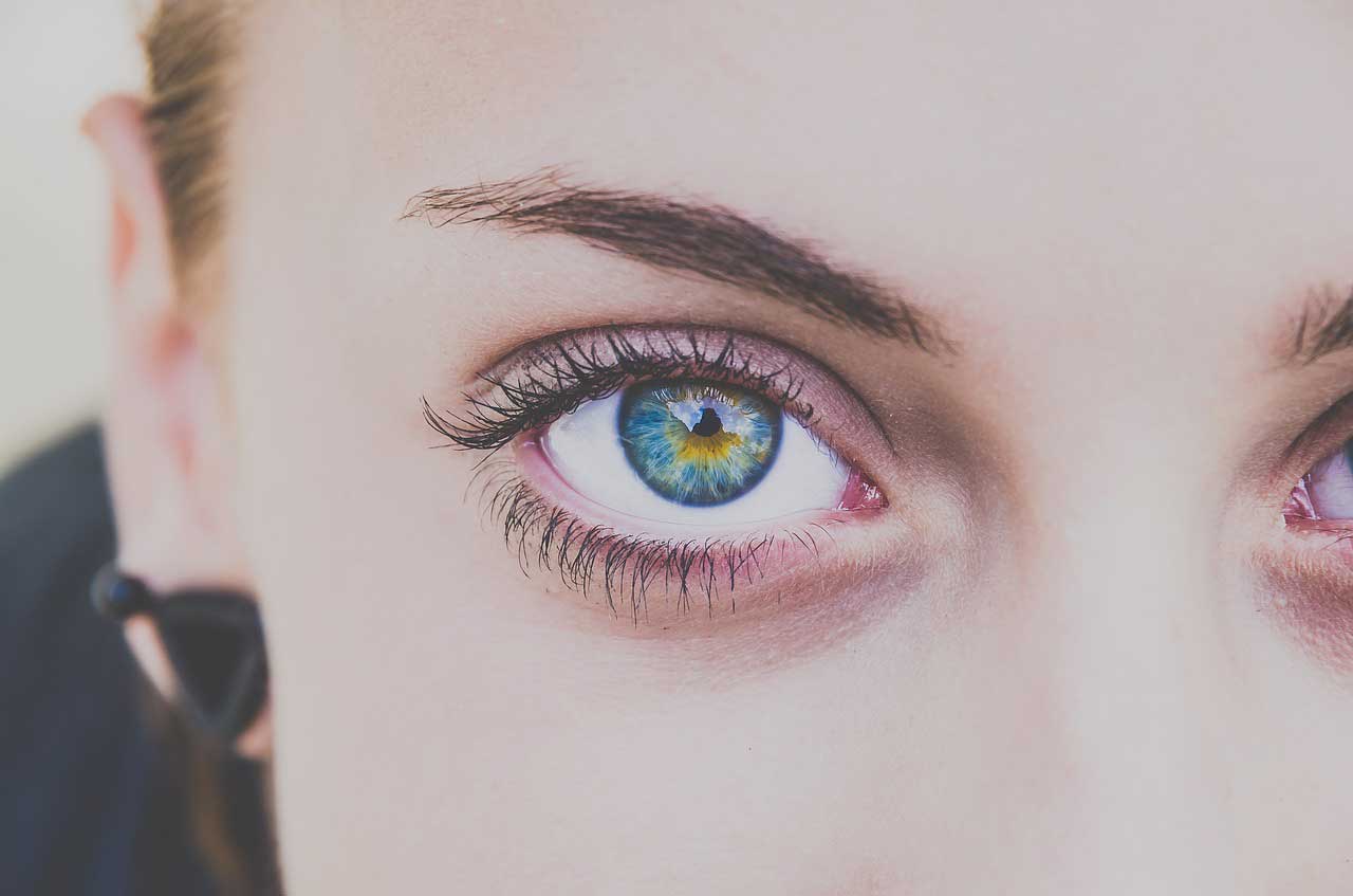 Épilation des sourcils : les secrets d’un regard parfait à la maison (même sans RDV en institut)