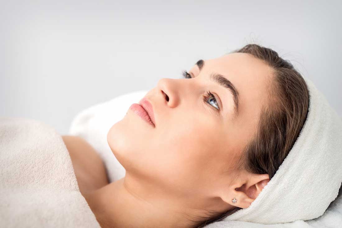 Peeling visage : ce que les pros font chez eux pour une peau éclatante sans maquillage