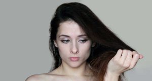 Fourches capillaires : ce que les coiffeurs ne vous disent pas pour les éviter et les réparer sans tout couper pointes de cheveux fourchues