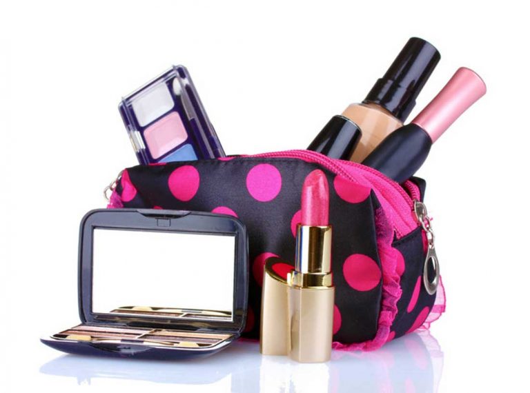 Ce que les pros glissent toujours dans leur trousse de maquillage et que vous oubliez encore