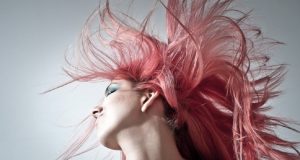 Cheveux roses : nos conseils pour obtenir la coloration la plus tendance du moment cheveux roses