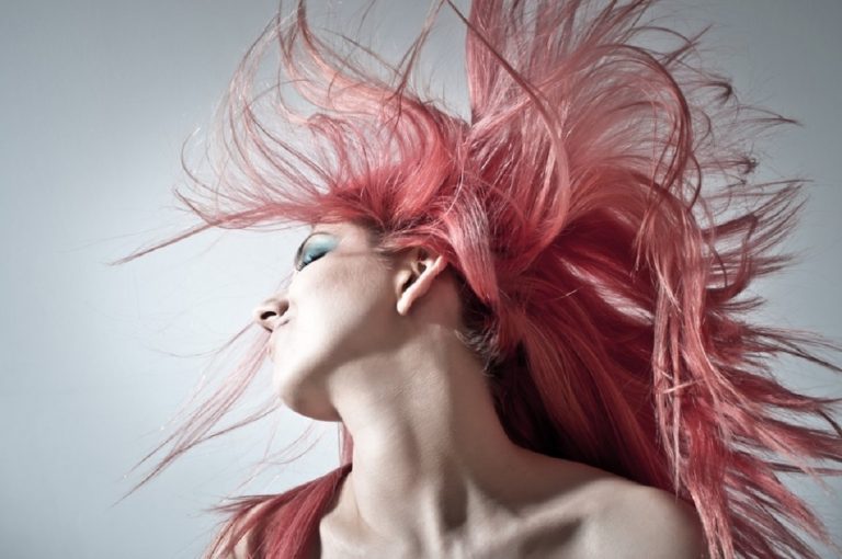 Cheveux roses : nos conseils pour obtenir la coloration la plus tendance du moment