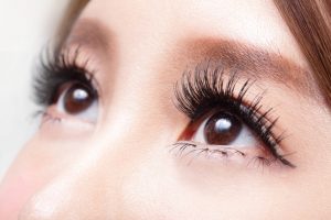 yeux marrons
