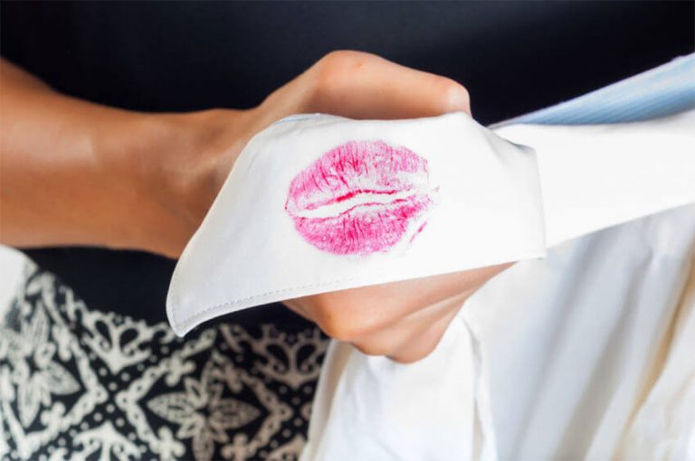Comment enlever des taches de maquillage sur des habits