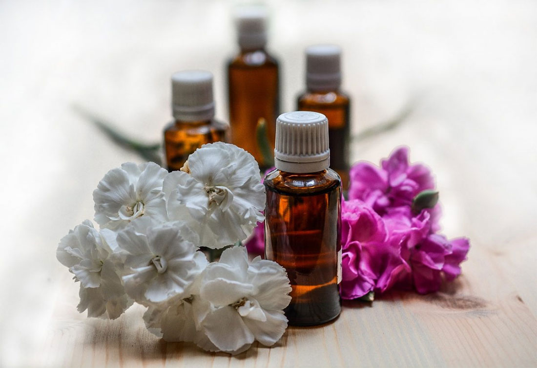 5 huiles essentielles indispensables pour les vacances