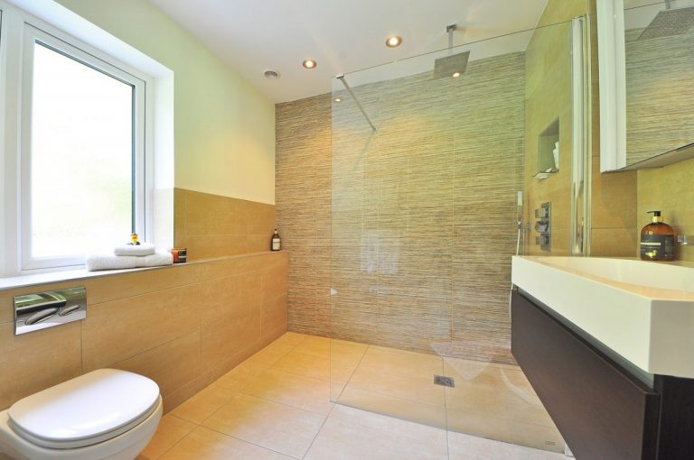 Nettoyer les vitres de douche – 3 astuces pratiques