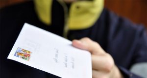 Où coller un timbre postal sur une enveloppe ? coller un timbre postal sur une enveloppe