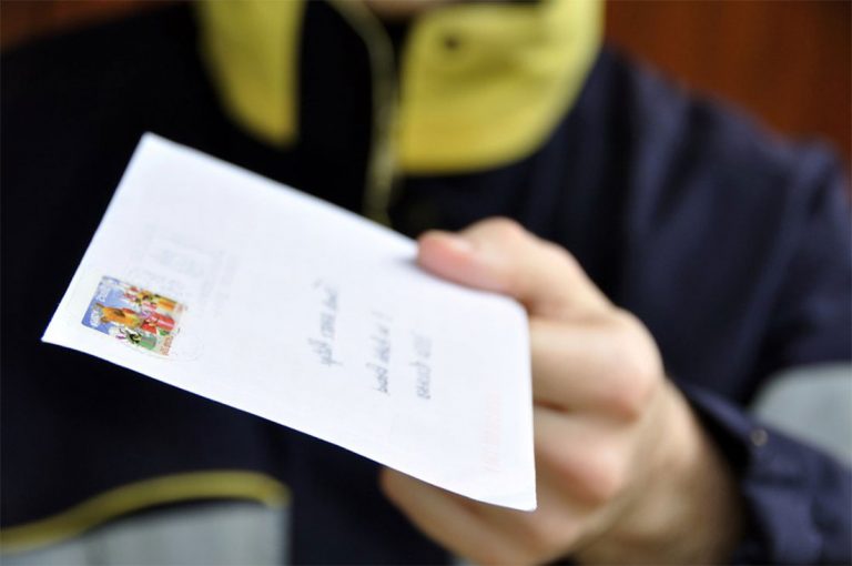 Où coller un timbre postal sur une enveloppe ?