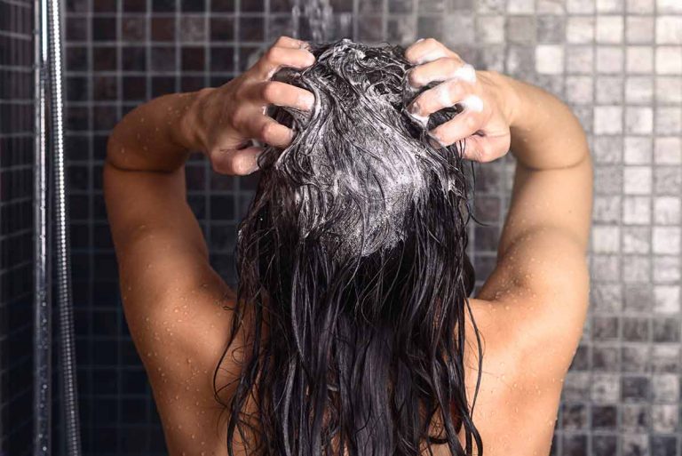 A quelle fréquence se laver ses cheveux pour ne pas les abîmer ?
