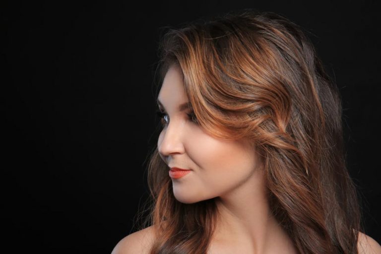 Le balayage caramel swirl : toutes les femmes vont l’adorer !