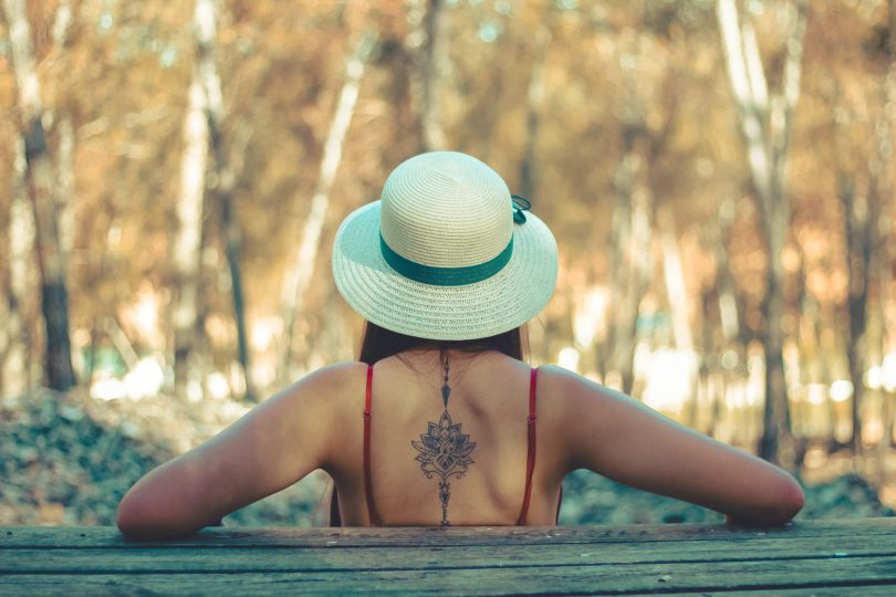 tatouage-femme-exposé-au-soleil