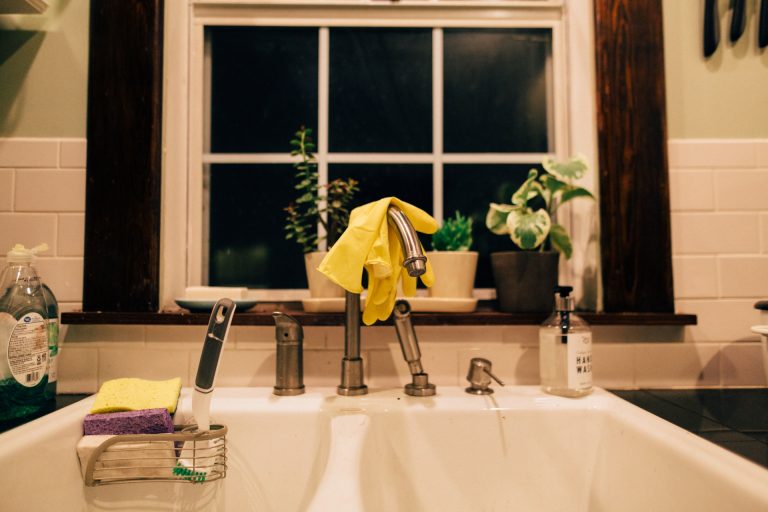 5 astuces pour déboucher son évier sans produit chimique