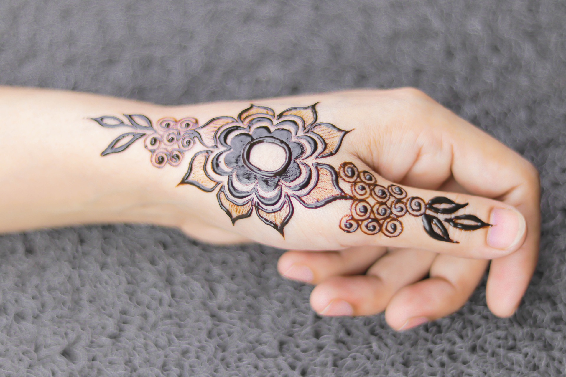 Tatouage sur les doigts : est-ce une bonne idée ?