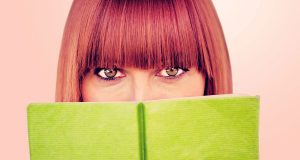 La frange rideau : comment la coiffer et qui peut l’adopter ?