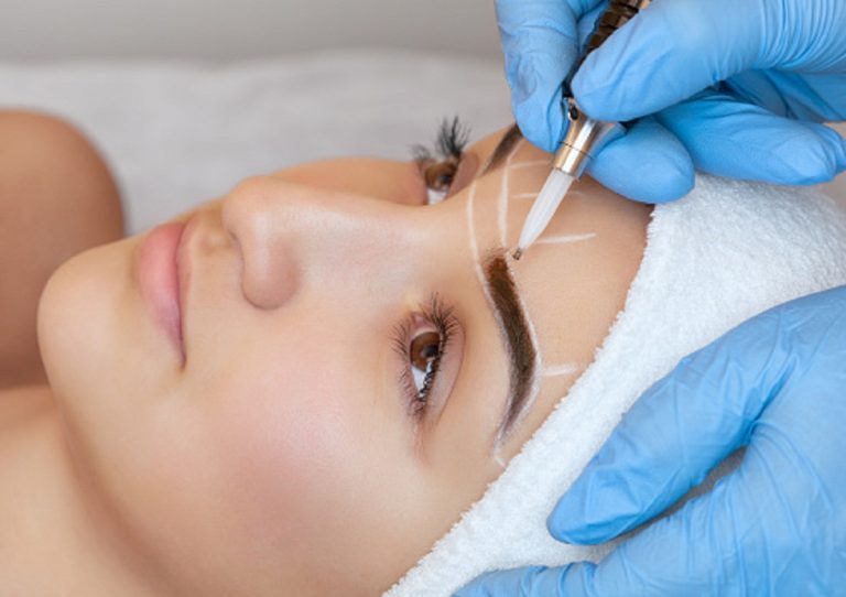 Microshading : guide sur cette technique de maquillage des sourcils
