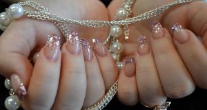 Comment décorer ses ongles avec des strass ? strass