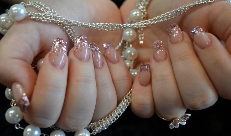 Comment décorer ses ongles avec des strass ?