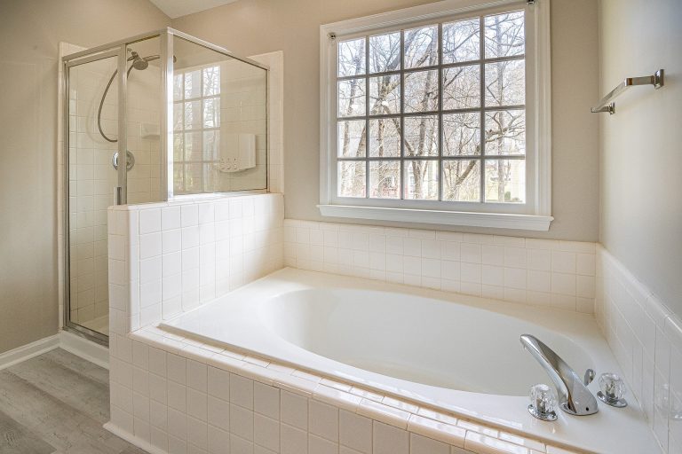 6 techniques efficaces pour déboucher une baignoire