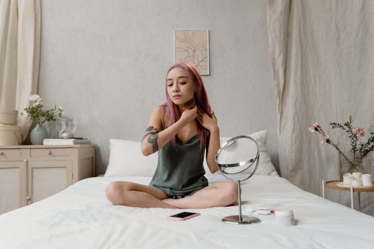 Les meilleures façons de rajeunir son cou et décolleté sans chirurgie