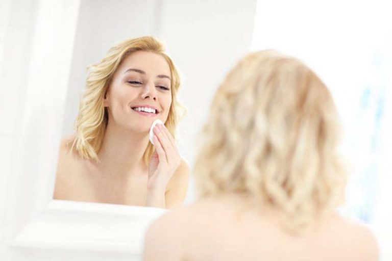 Démaquillage : 3 astuces pour bien nettoyer sa peau !