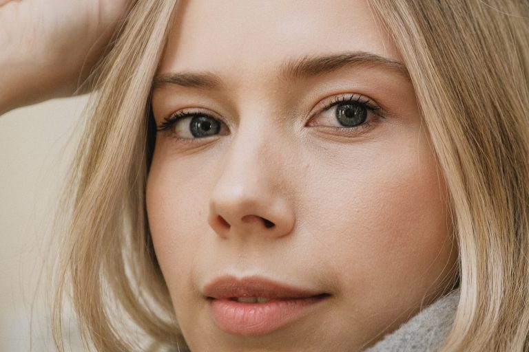 Tutoriels pour bien maquiller ses yeux enfoncés