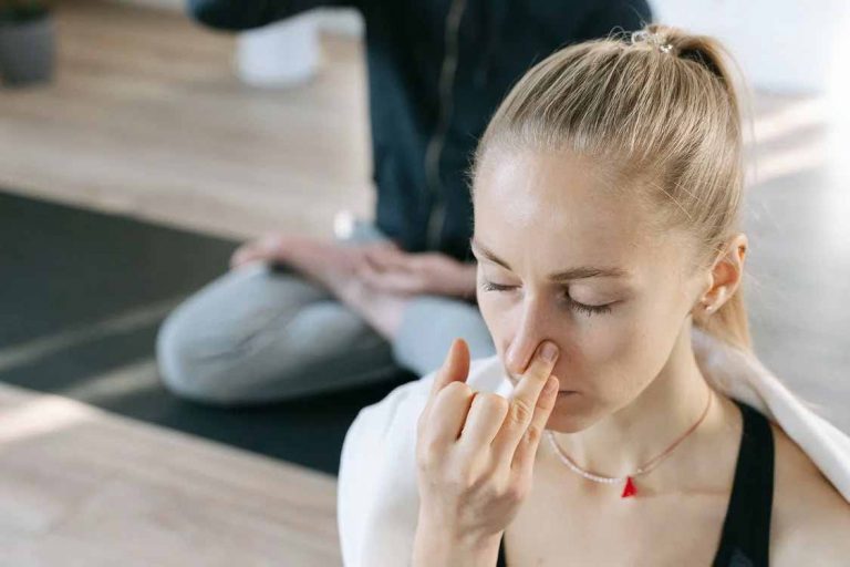 5 exercices de yoga facial efficaces pour prendre soin de votre visage