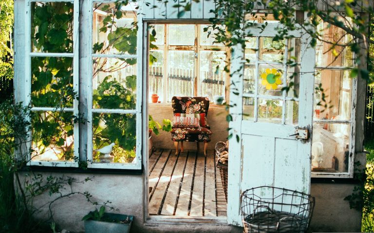 Les meilleures astuces pour nettoyer vos chaises de jardin !