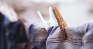 Pourquoi vous devez laver vos jeans à l’envers ? laver vos jeans à l’envers
