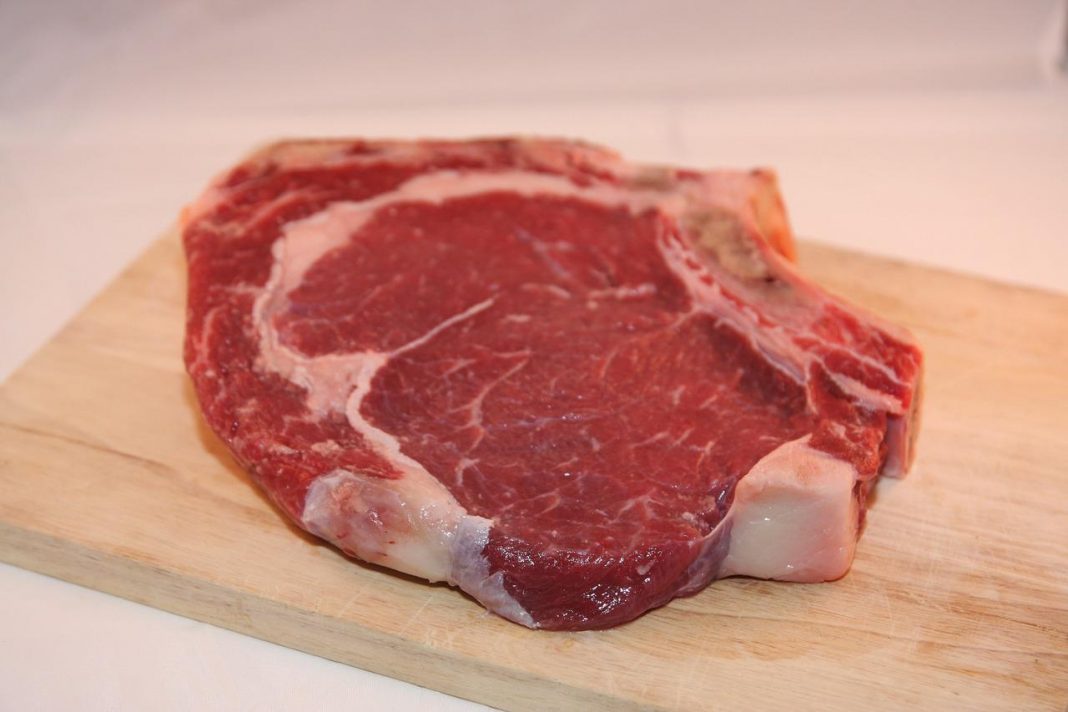 Faut-il laver sa viande avant de la cuire ?