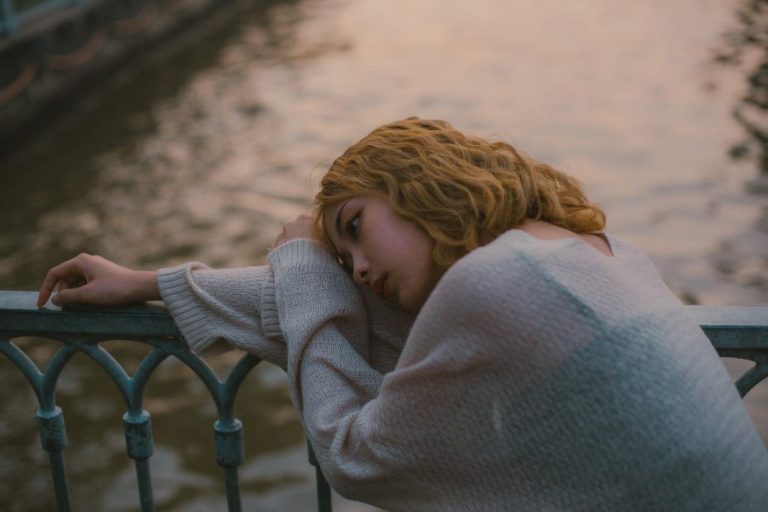 Femme Balance : 3 signes à éviter absolument en amour 