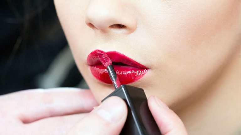 Rouge à lèvres vinyle : Le maquillage le plus tendance du moment !