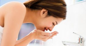 Pourquoi vous devez arrêter de laver votre visage à l’eau chaude ! arreter laver le visage eau chaude