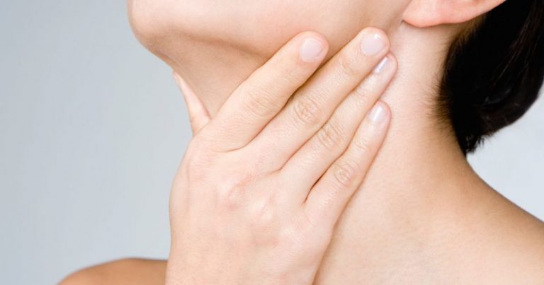 Beauté : Toutes nos astuces pour réussir à dire adieu à votre double menton !