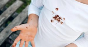 L’ingrédient miracle contre les tâches de chocolat astuce tache cholocat