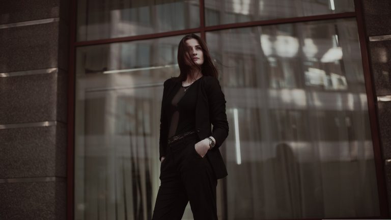 Le costume pour femme va remplacer la robe cette saison !