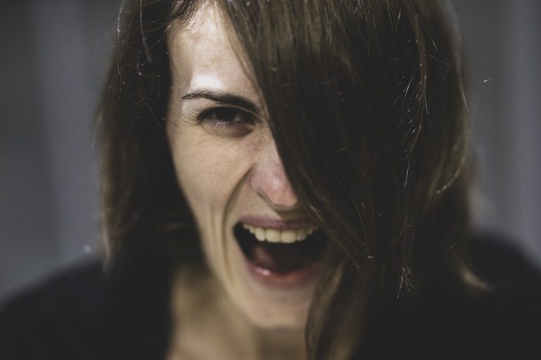 Femme Balance : 3 signes toxiques en amitié 