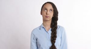 Femme Verseau : 3 signes à éviter en amitié ! femme verseau signe éviter amitié