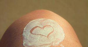 Beauté : Que faire avec la crème solaire qu’il vous reste de l’été ? soin beauté crème solaire