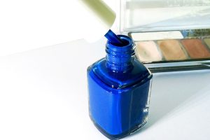 Couleurs de vernis à ongles hiver 2022-2023 - bleu foncé