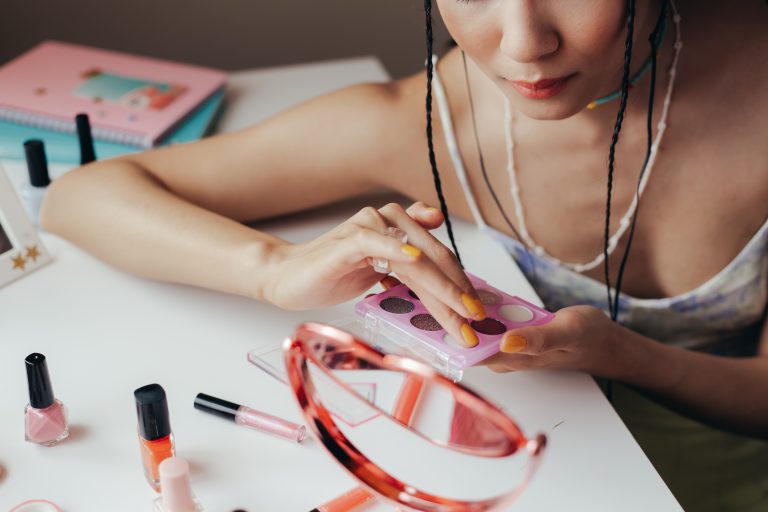 Tendances maquillage pour être radieuse par temps froid