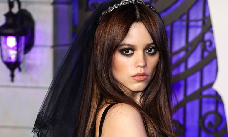 Jenna Ortega adopte le Chopped Bob, la coiffure la plus populaire !