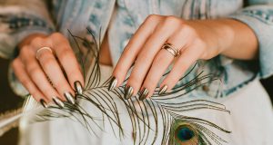 Iris Mittenaere adopte la manucure tendance de 2023 ! Iris Mittenaere adopte la manucure tendance 2023