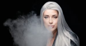 Silver Smoke : La coloration pour accepter vos cheveux gris Silver Smoke