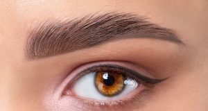 Appliquer son eye liner avec son doigt, la méthode qui cartonne ! Appliquer son eye liner avec son doigt