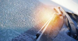 7 astuces géniales pour dégivrer les vitres de votre voiture facilement astuces dégivrer vitre voiture