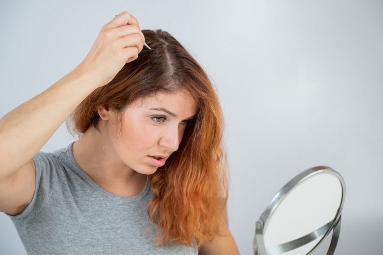 Comment couvrir les cheveux blancs sans coloration