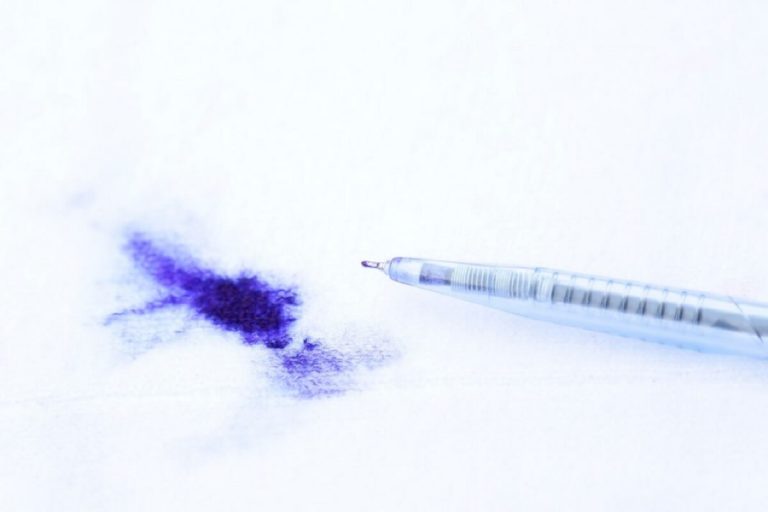 Enlever une tache de stylo sur du cuir – Astuces de grand-mère