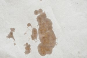 Comment enlever un tache d&rsquo;huile : astuces de grand-mère