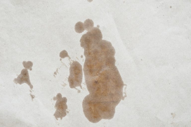 Comment enlever un tache d&rsquo;huile : astuces de grand-mère